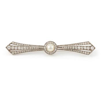 517. A brooch with a pearl and old-cut diamonds.