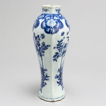 A blue and white vase, Qing dynasty, early 18th century.