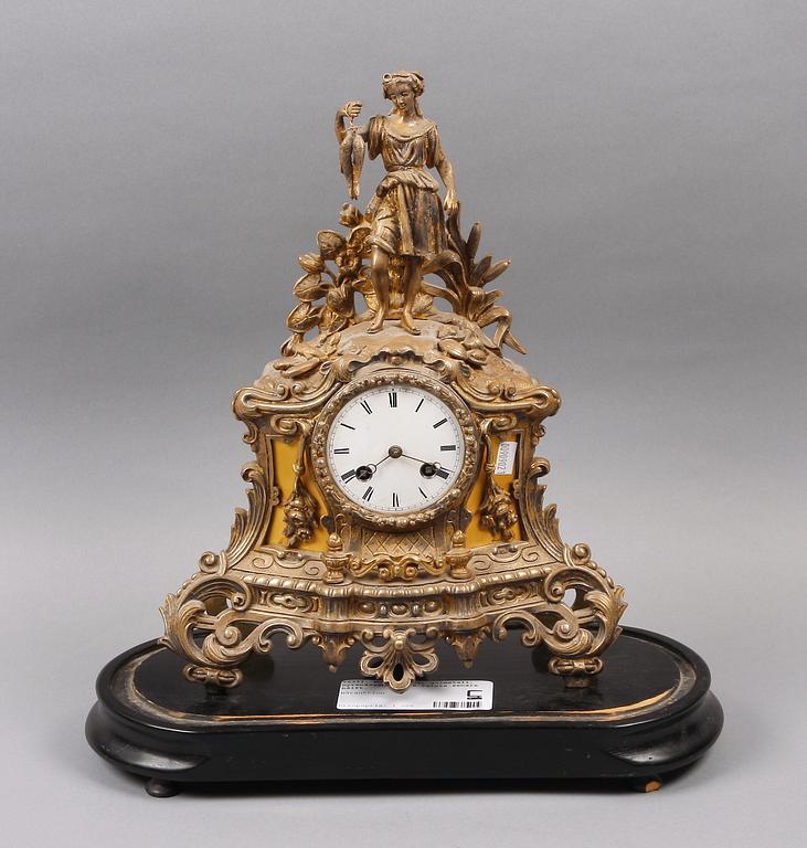 BORDSPENDYL, gulmetall, nyrenässans, 1800-talets senare hälft.