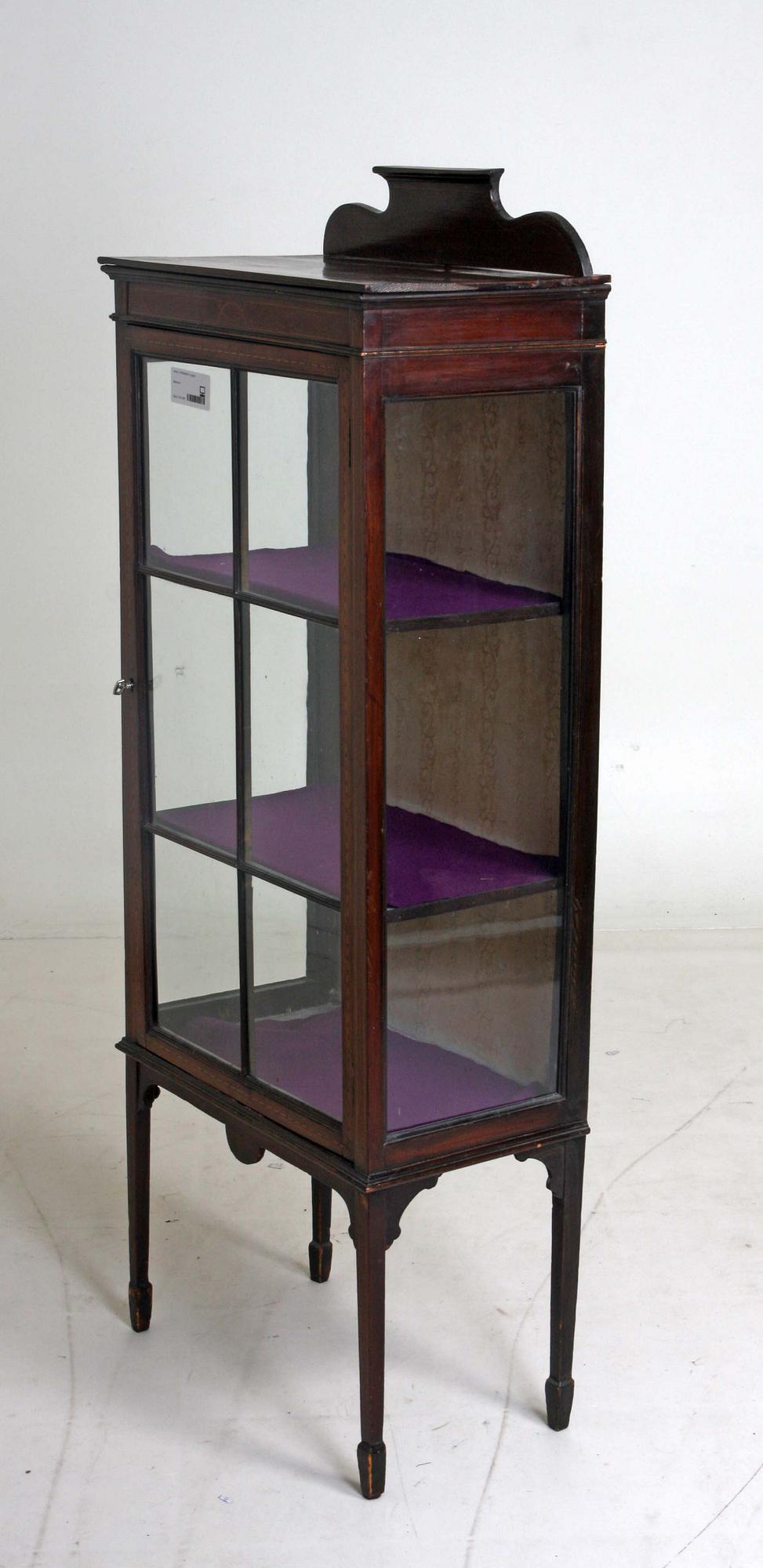 VITRINSKÅP. England.