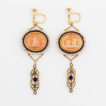 A hardstone cameo necklace and a pair of earrings in gold with enamel and set with pearls.