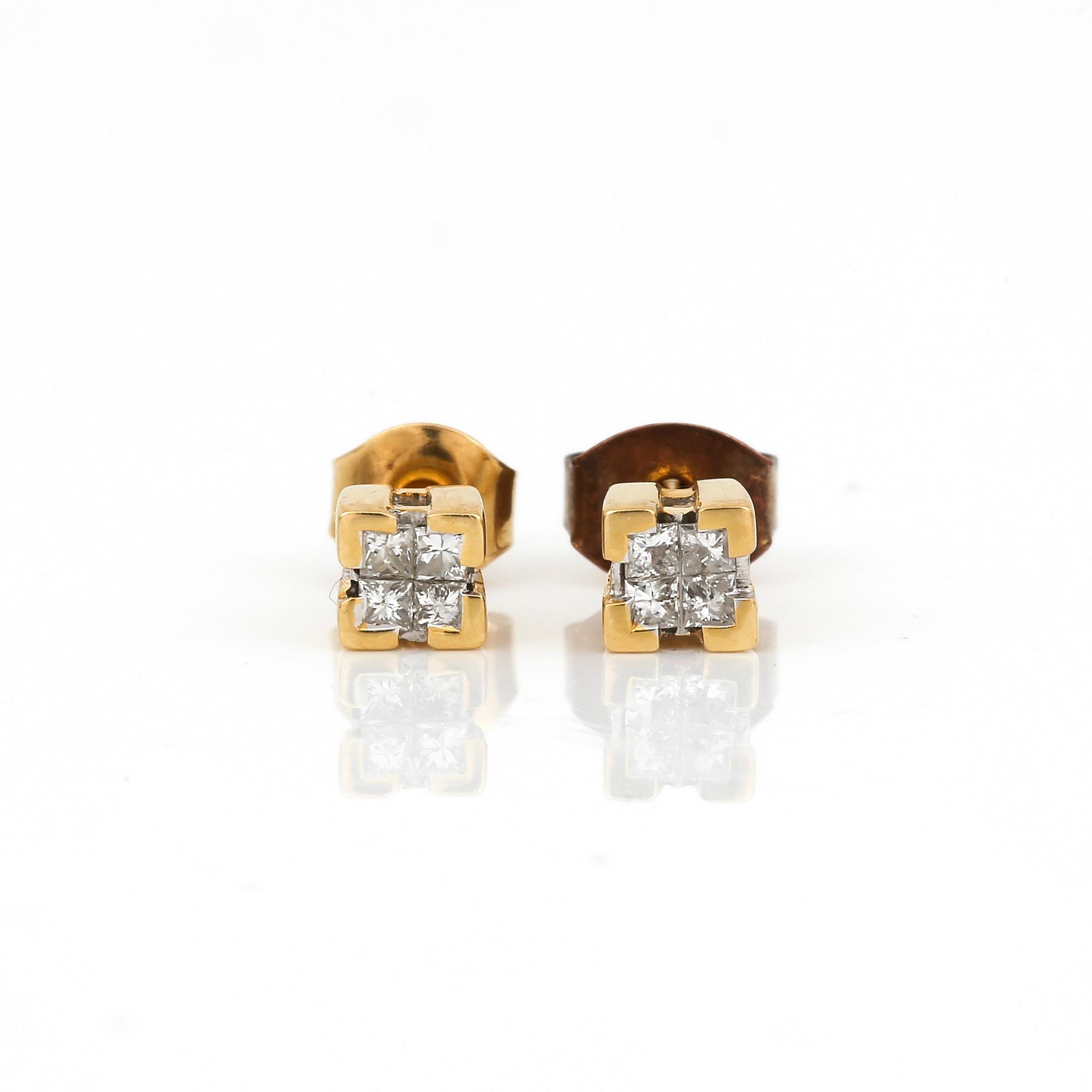 ÖRHÄNGEN, ett par, 18K guld med prinsesslipade diamanter, tot ca 0,15 ct. Total vikt (exl en plupp) ca 1,35 g.