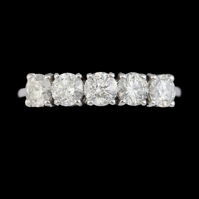 RING, 18K vitguld, 5 briljantslipade diamanter tot ca 1.66 ct.