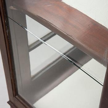 VITRINSKÅP, England, 1900-talets första hälft.