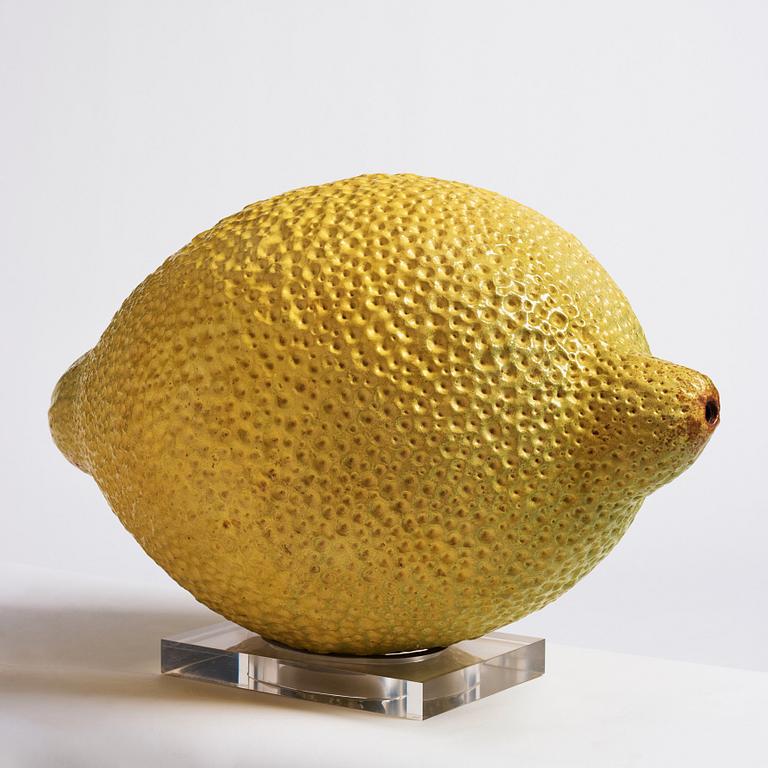 Hans Hedberg, skulptur, stor liggande citron, Biot, Frankrike, tidigt 1990-tal.