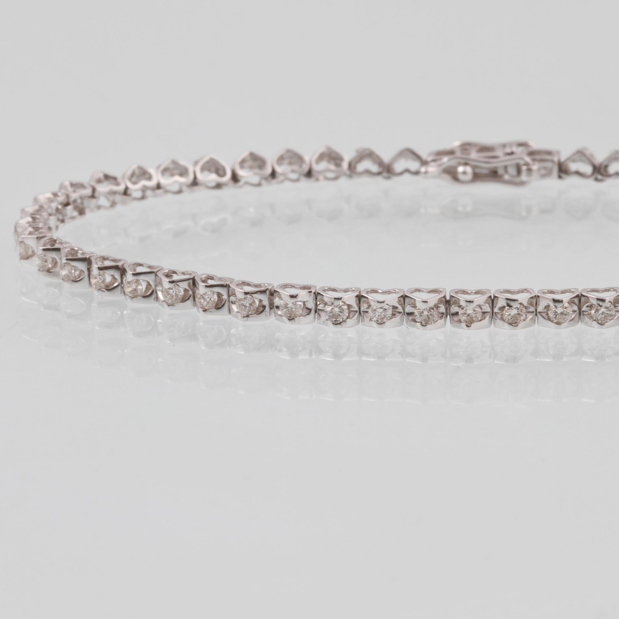 ARMBAND, 18K vitguld med 51 briljantslipade diamanter, ca 0.91 ct. Vikt 4,8 gram.
