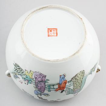 TERRIN med lock, porslin, Kina, 1900-talets första hälft.