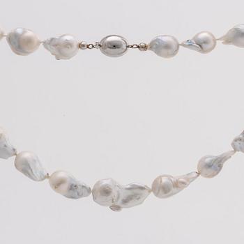 PEARL NECKLACE Baroque South Sea pearls (largest pearl approx 3 x 2 cm, clasp silver.