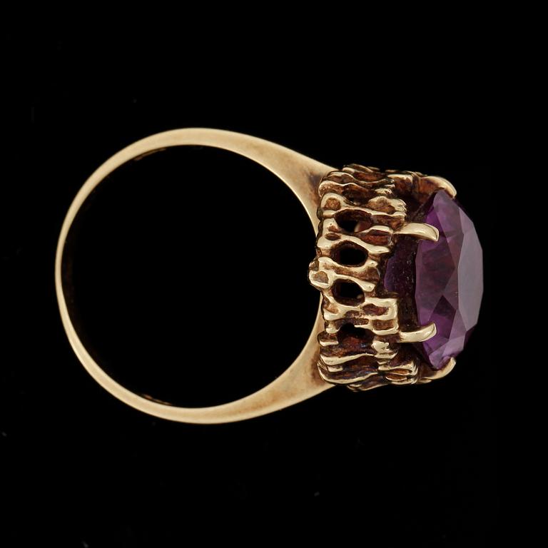 RING, 14k guld med syntetisk alexandrit. Vikt 6,6g.