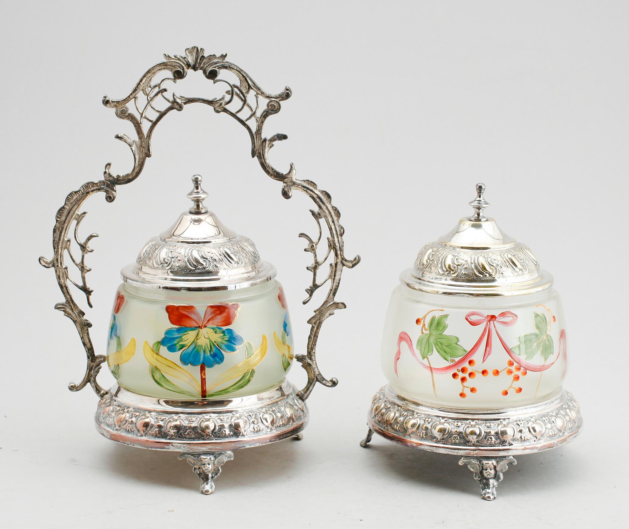 BONBONNIERER, 2 st, nysilver och glas, sekelskiftet 1800-/1900.