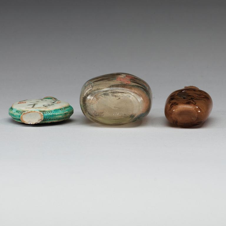 A set of three Chinese snuff bottles with stoppers.