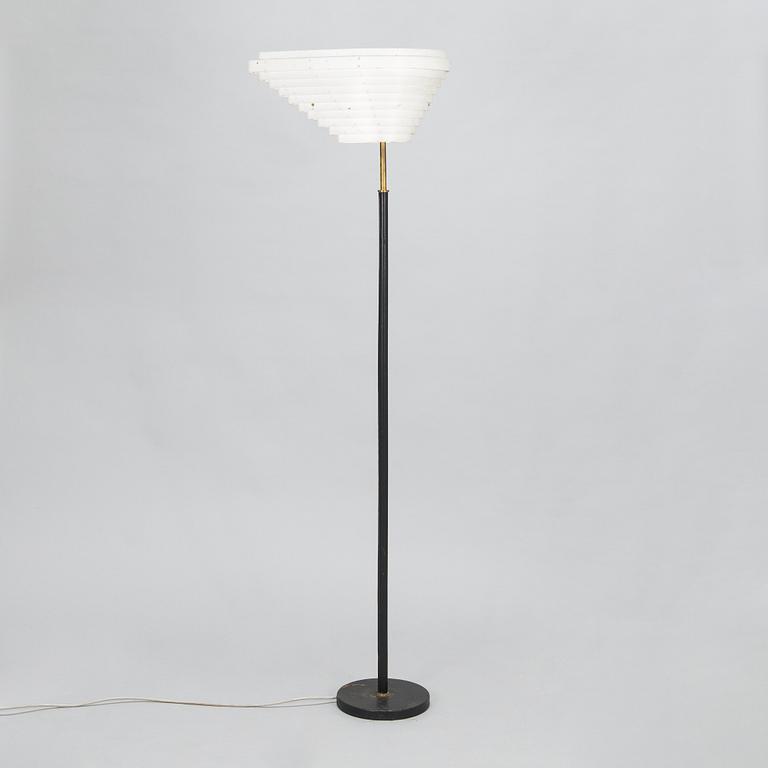 Alvar Aalto, 'Angel wing'  floor light model A 805, manufactured by Valaisinpaja Oy, late 20th century.