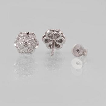 ÖRHÄNGEN, 18K vitguld med briljantslipade diamanter ca 0.59 ct. Vikt 2,0 gram.