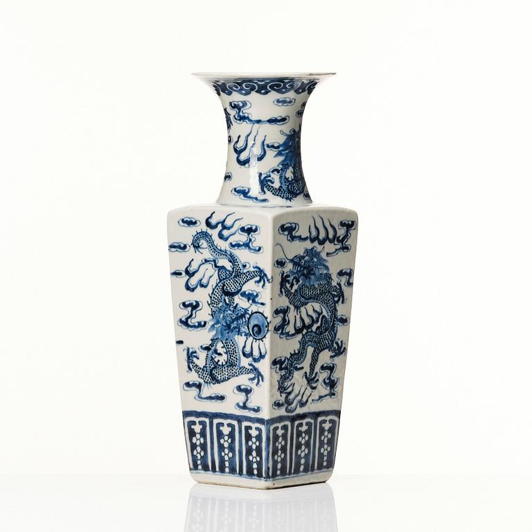 A blue and white vase, Qing dynasty, 19th century.