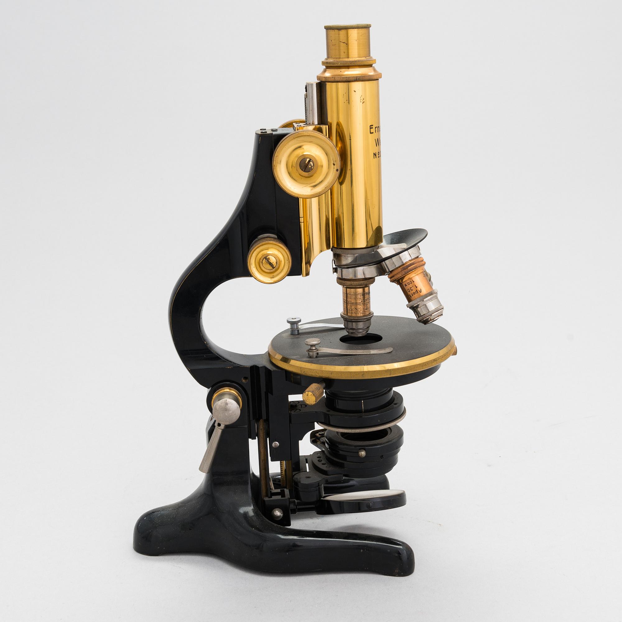 Ernst Leitz Wetzlar, A microscope with a box. - Bukowskis