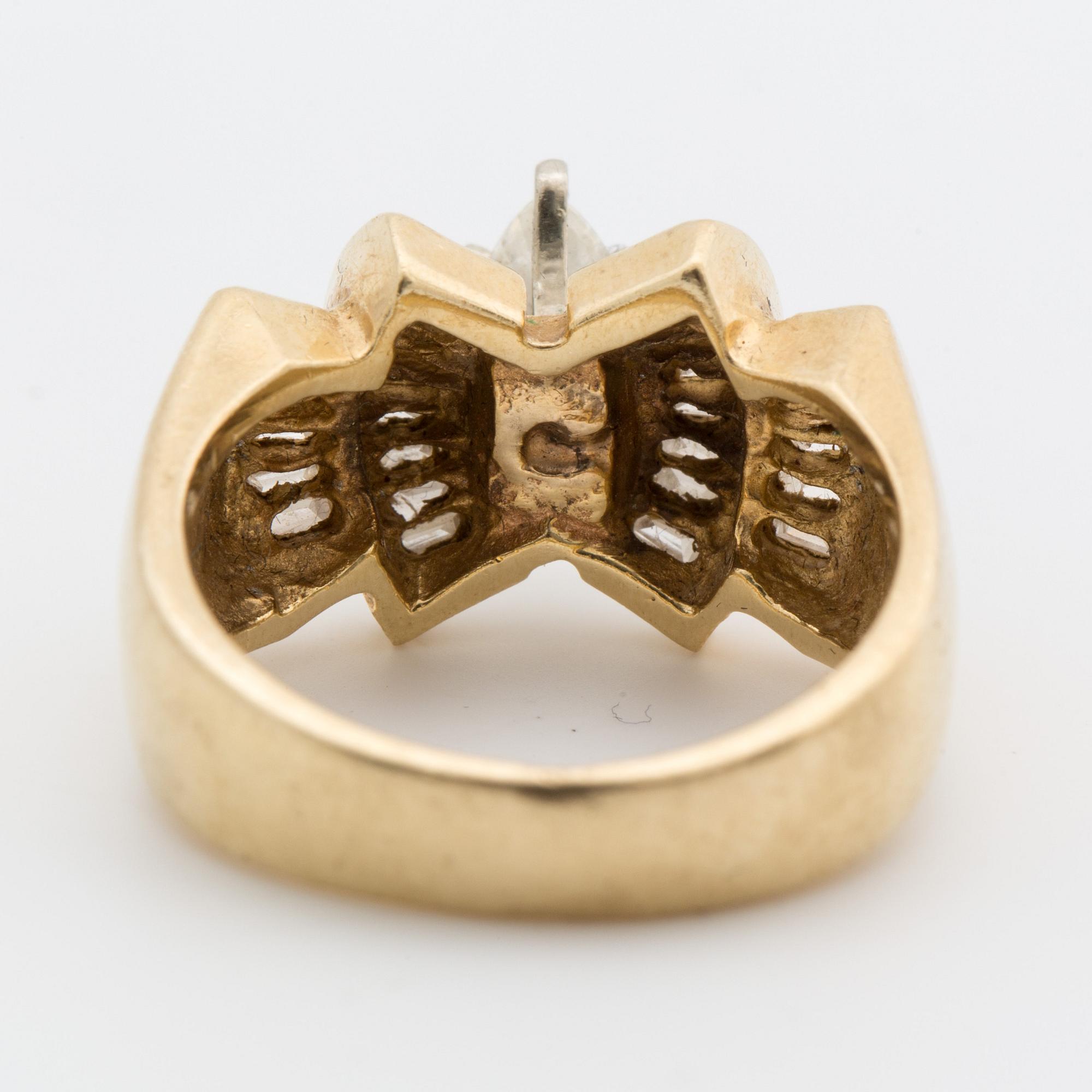 A ca 0.55 ct marquise-cut diamond ring with baguette-cut diamonds.