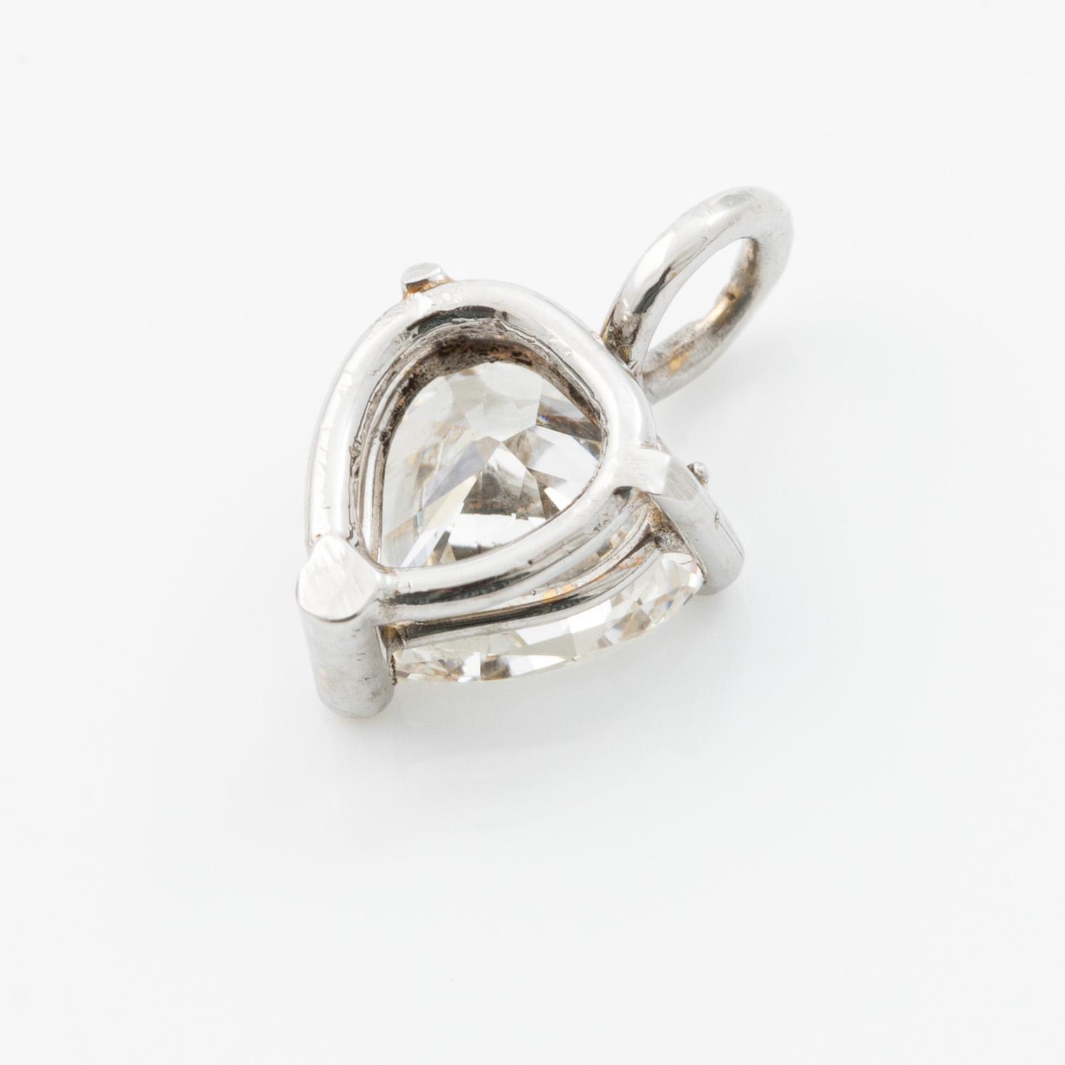 Pendant in 18K white gold with heart-shaped diamond.