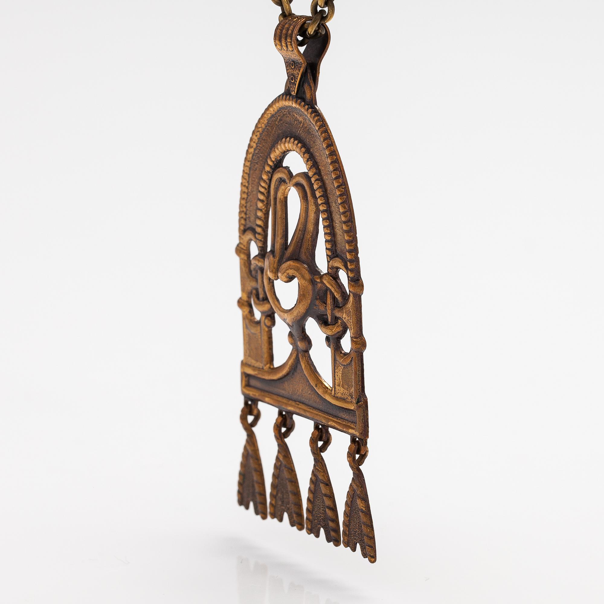 Halsband, modellnr 196, brons. Kalevala koru, Helsingfors.