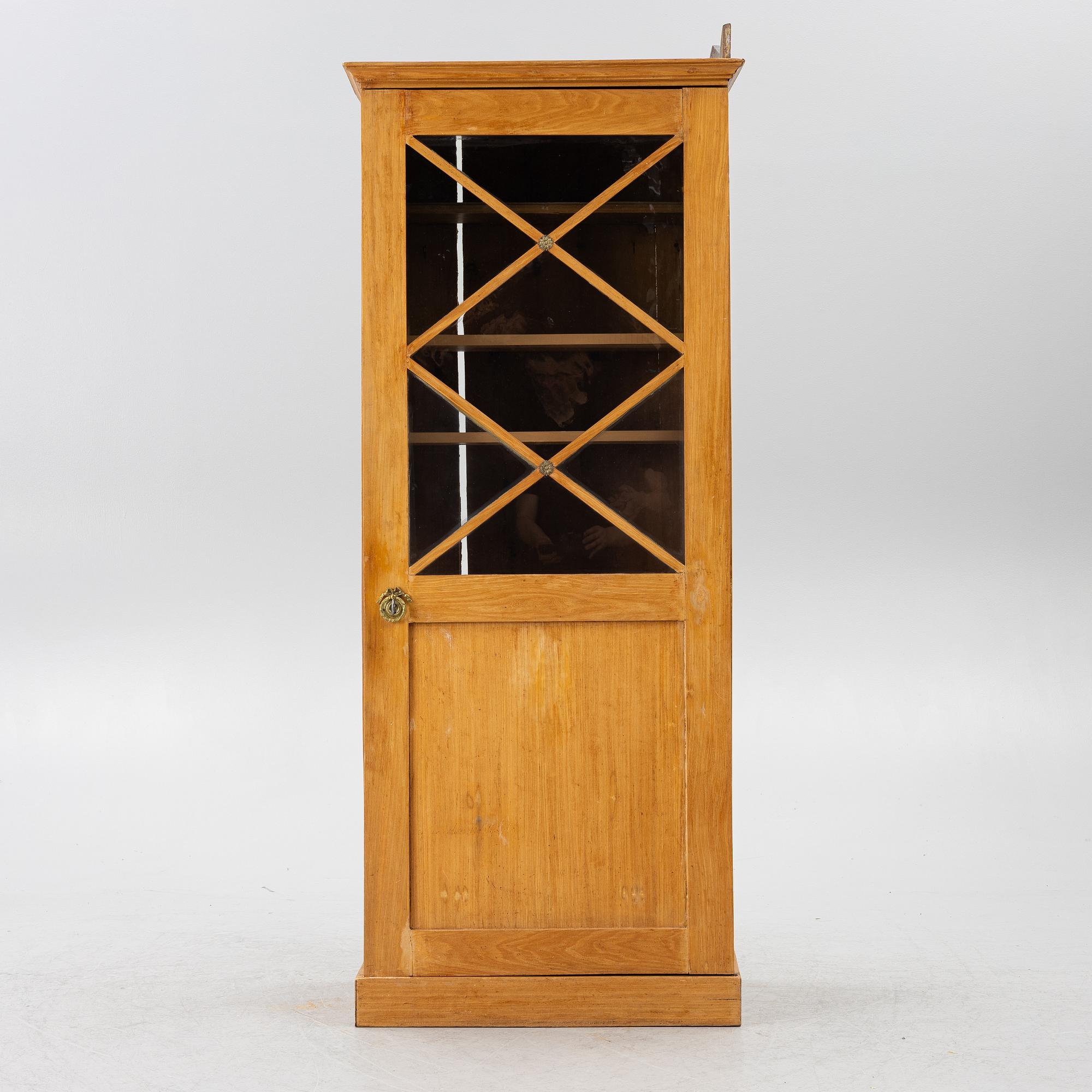 Bokskåp 1800-talets mitt.