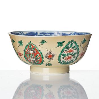 Skål samt fat, porslin. Qingdynastin, Kangxi (1662-1722).