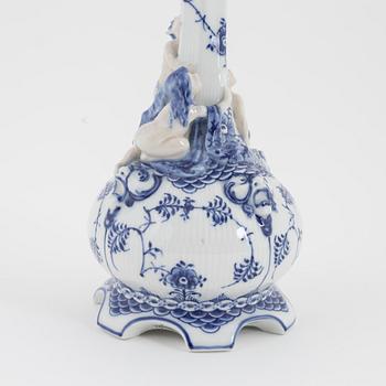 Royal Copenhagen, kandelaber, porslin, "Musselmalet Helblonde", modell 1006, Danmark, 1969-73.