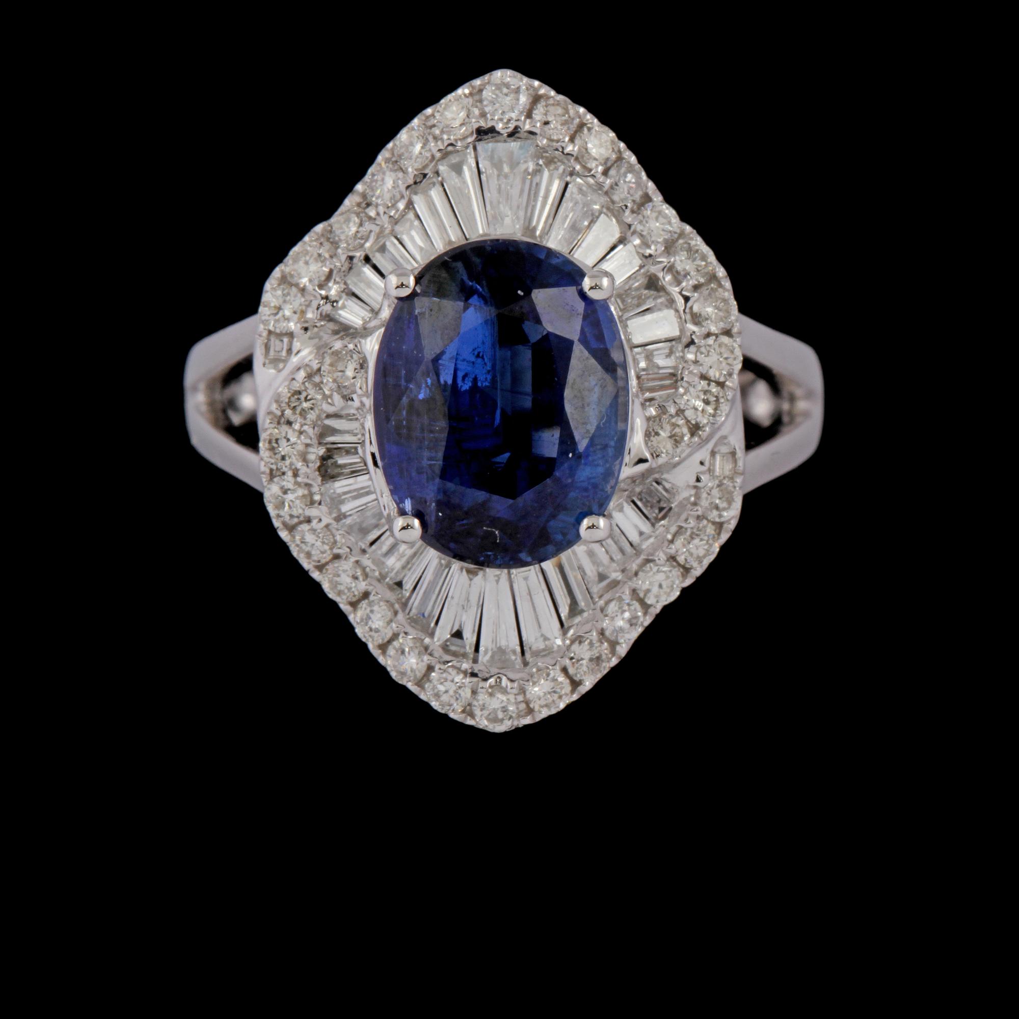 RING, 18k vitguld med ovalslipad kyanit 3.06 ct samt briljant och baguettslipade diamanter, 0.82 ct. Vikt 5 g.