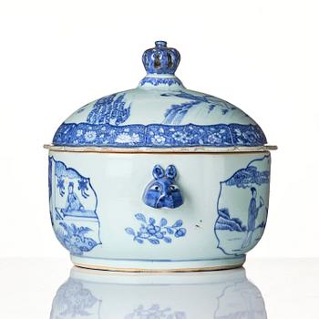 A blue and white tureen with cover, Qing dynasty, 18th century.