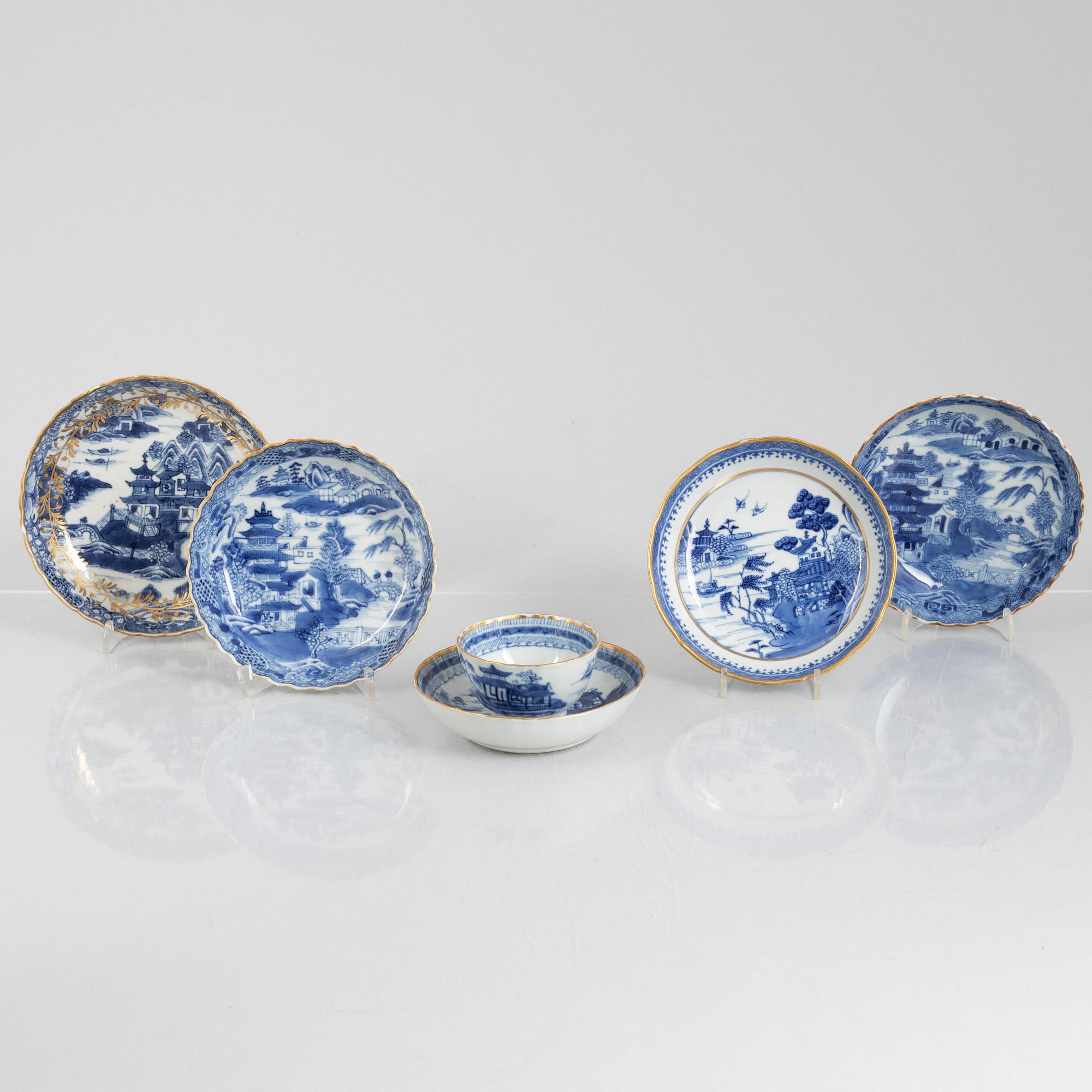 A blue and white export porcelain cup with saucer and four small dishes, China, Qing dynasty, 18th/19th century.