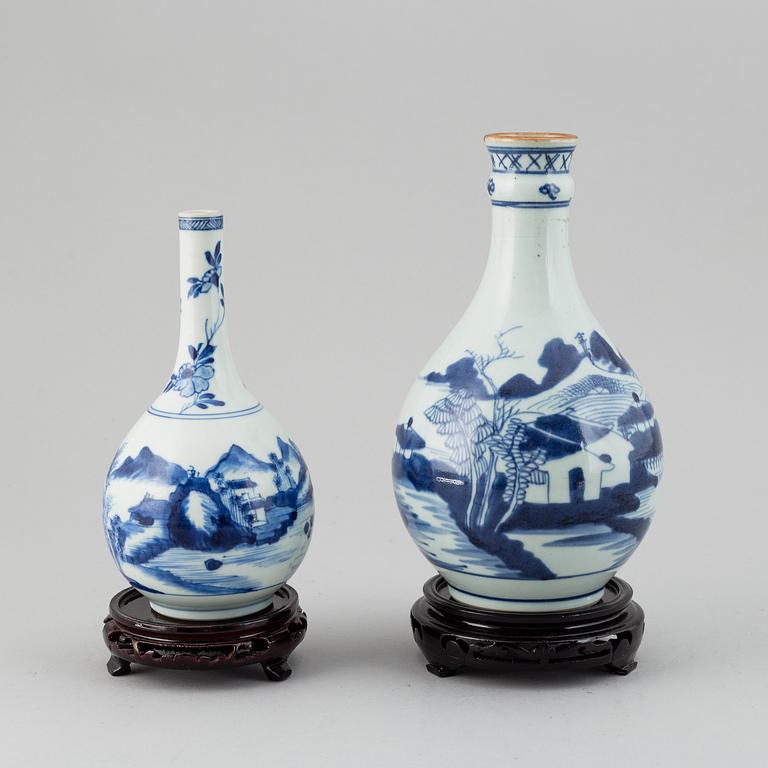 Two blue and white vases, Qing dynasty, 18th/19th Century.