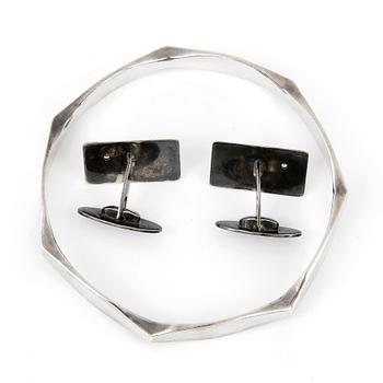 ARMRING samt MANSCHETTKNAPPAR, ett par, silver med vita pastestenar.