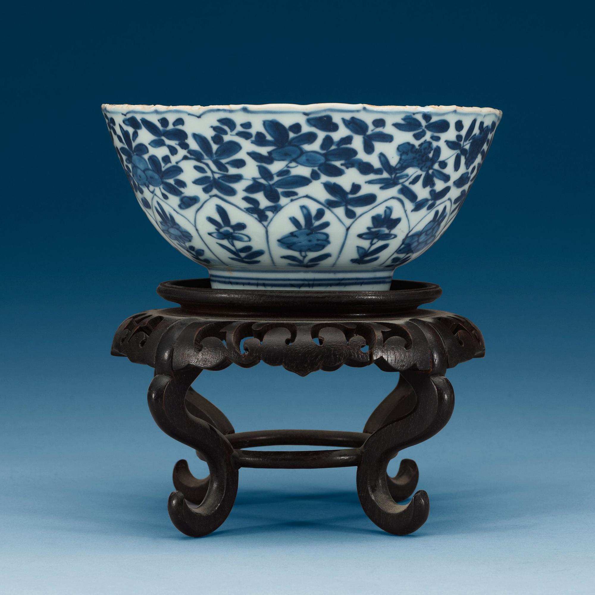A blue and white Lotus bowl, Qing dynasty, Kangxi (1662-1722).