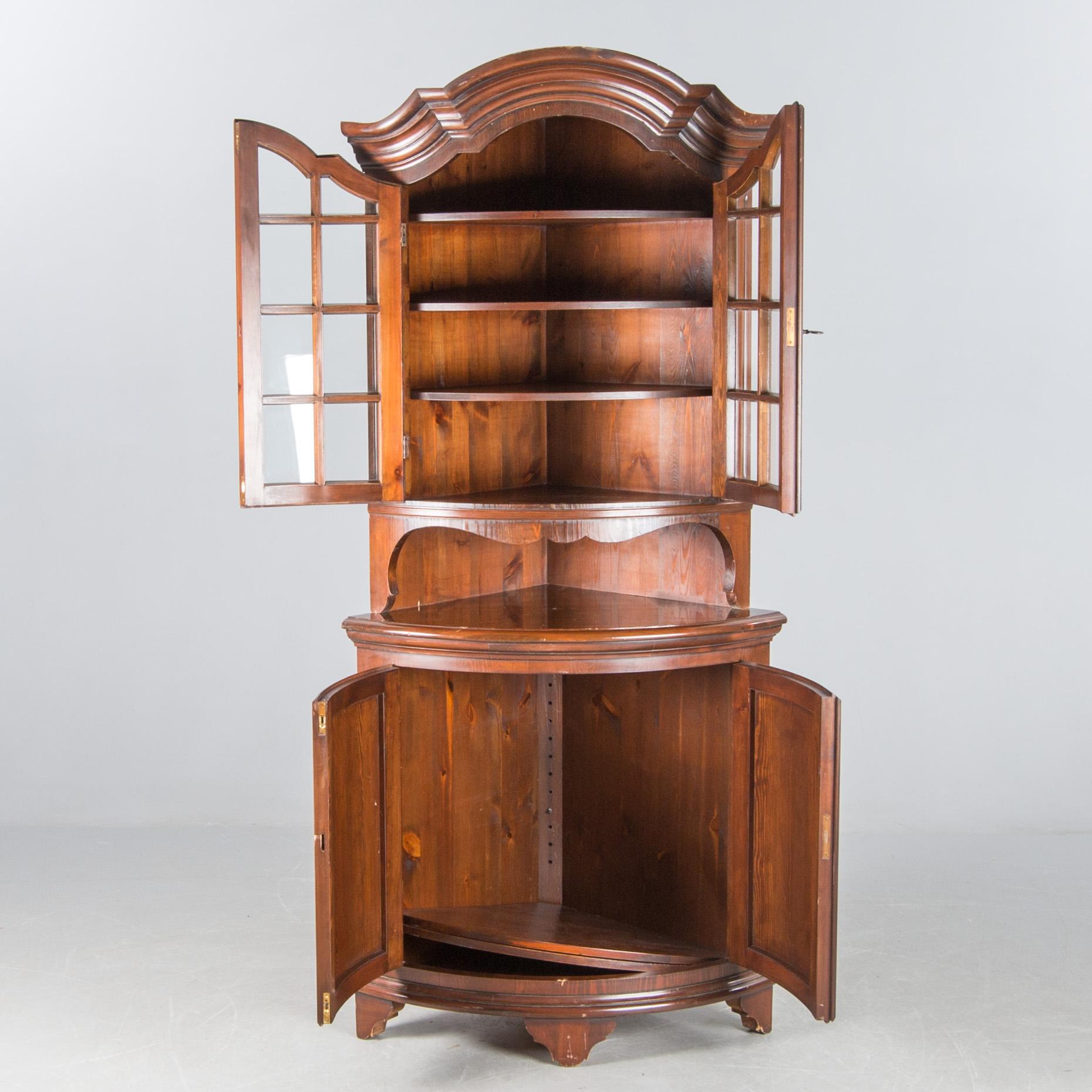 HÖRNSKÅP, ett par, rokokostil, 1900-tal, Åmells.