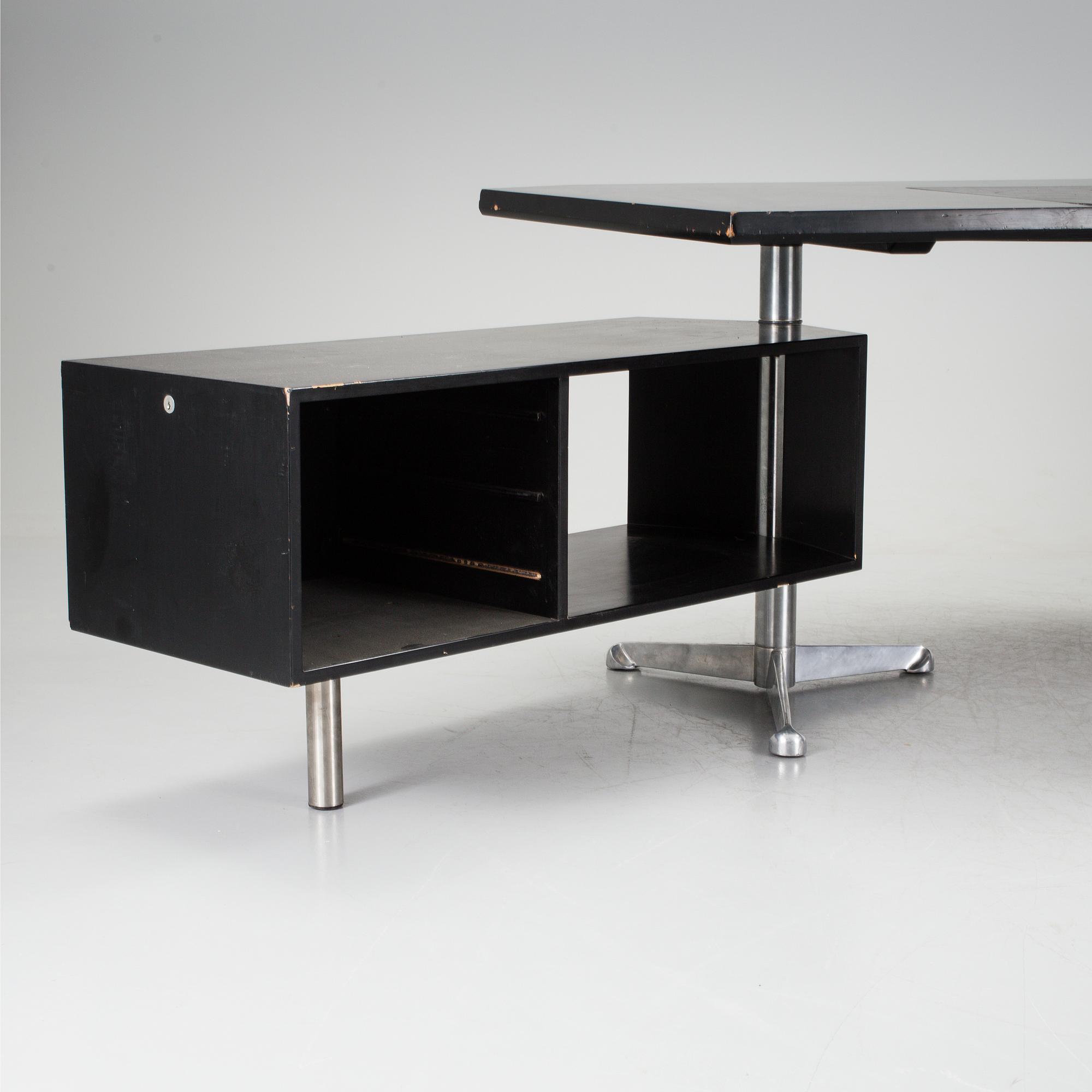 A "Teclino" desk by Osvaldo Borsani for Tecno, Italy.