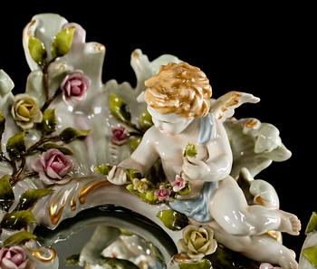 VÄGGLYSTRAR, ett par, porslin, omkring 1900-talets mitt.