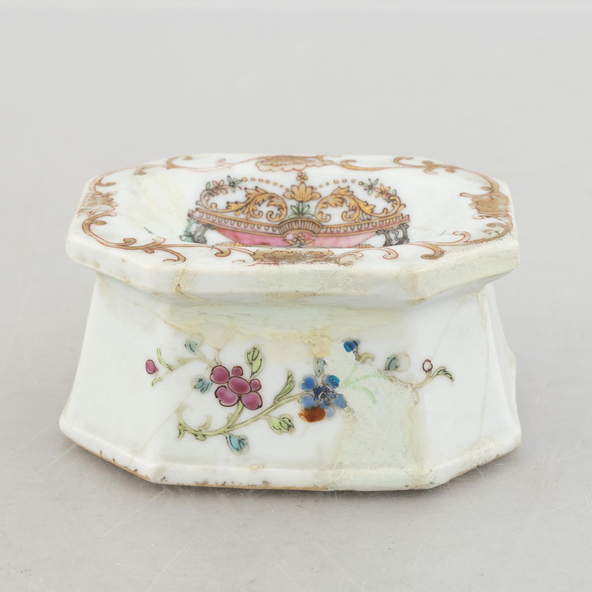An armorial export porcelain salt cellar, China, Qianlong (1736-95).