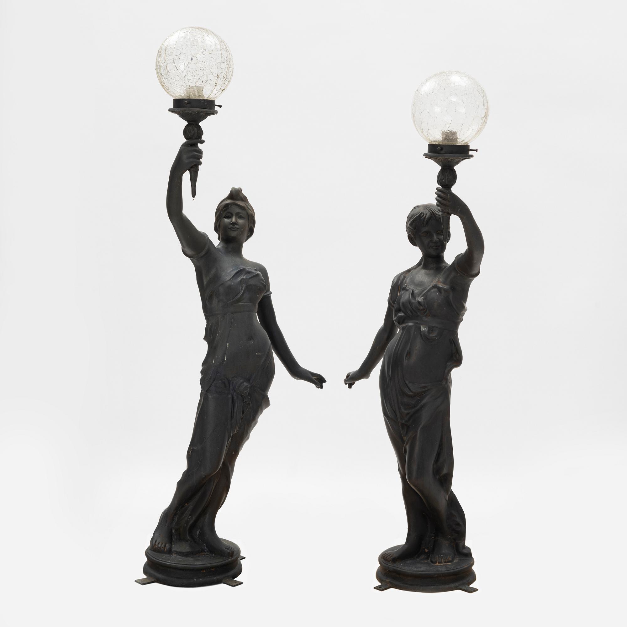 A pair of lamps, 20th Century.