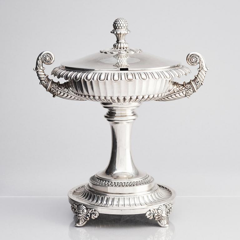 A Swedish Empire silver sugar bowl with lid, mark of Adolf Zethelius Stockholm 1833.