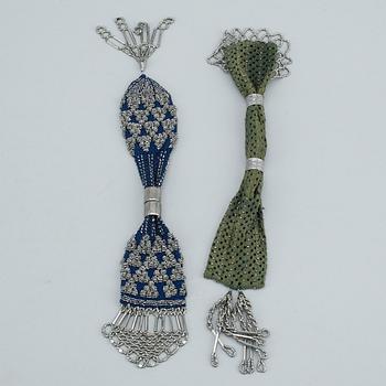 DIVERSE PORTMONNÄER, SNODDAR, SPÄNNEN, 7 delar, 1700-1800-tal.