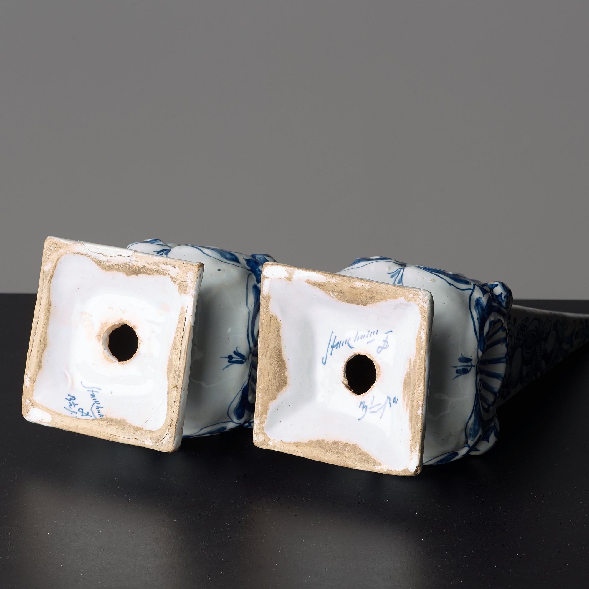 OBELISKER, ett par, fajans. Rörstrand märkta Stockholm, 1700-tal.