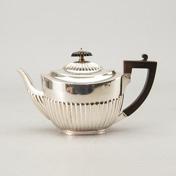 An English 19th century sivler tea pot marks of Walter & John Barnard,London 1881, total weight ca 480 gr.