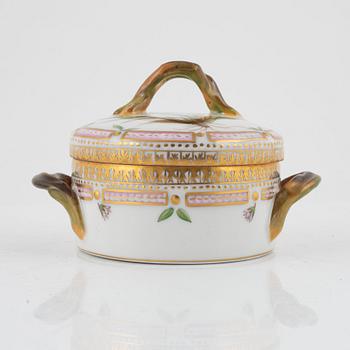 Lockask, porslin. Royal Copenhagen, "Flora Danica", Danmark, 1900-tal.