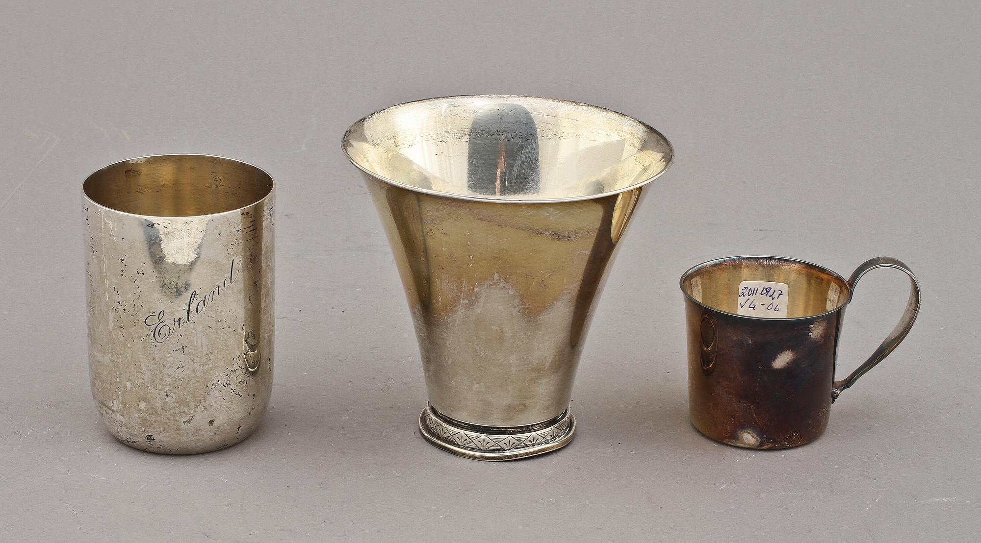 POKAL, BÄGARE samt BARNMUGG, silver, bl a CG Hallberg och GAB, 1900-tal. Vikt 400 g.