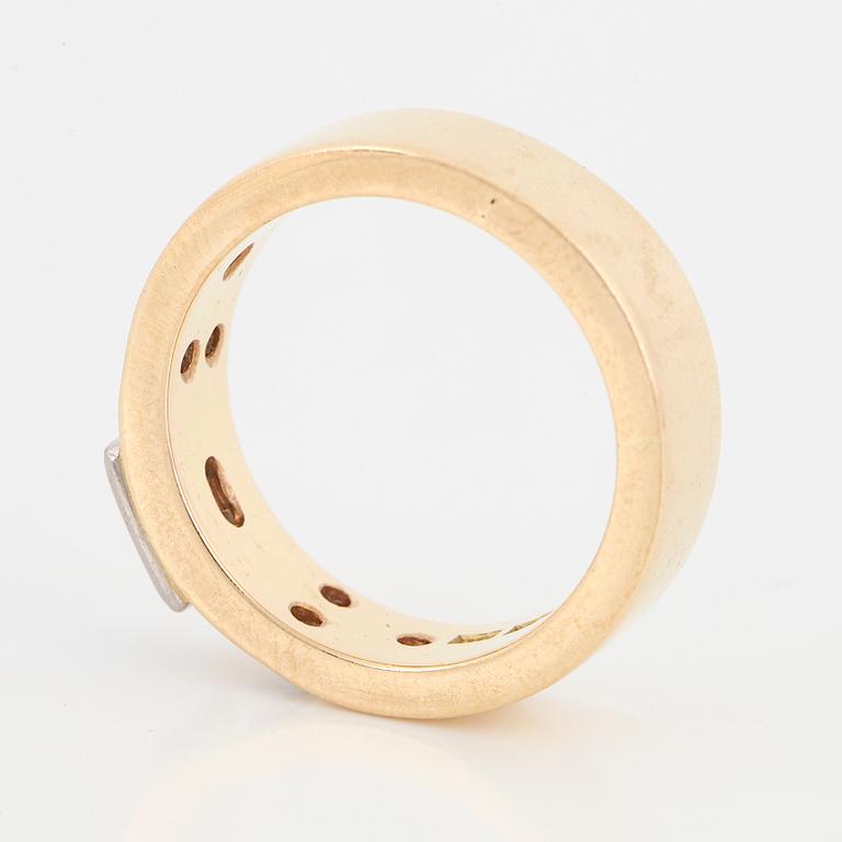 RING, 18K guld med smaragdslipad diamant och mindre briljantslipade diamanter.