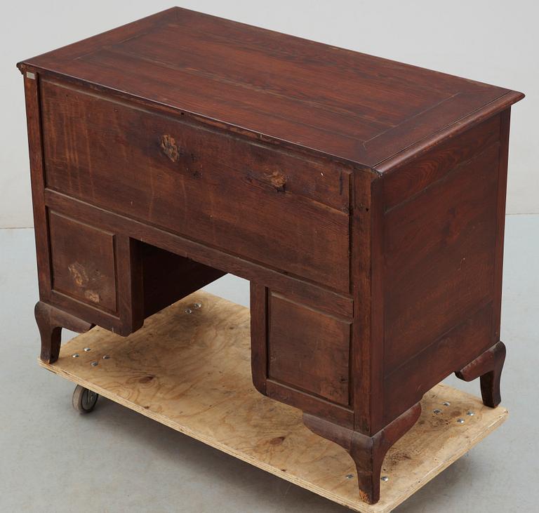 SIDEBOARD/SKÄNK, rokokostil, troligen delvis 1700-tal.