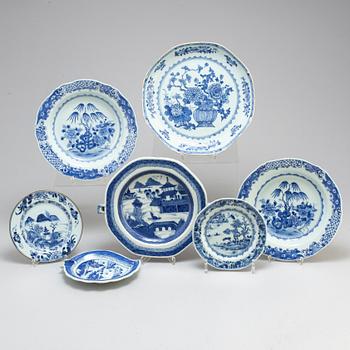 Four blue and white dishes, hot water dish, a pair of plates, Qing dynasty, Qianlong and Jiaqing.