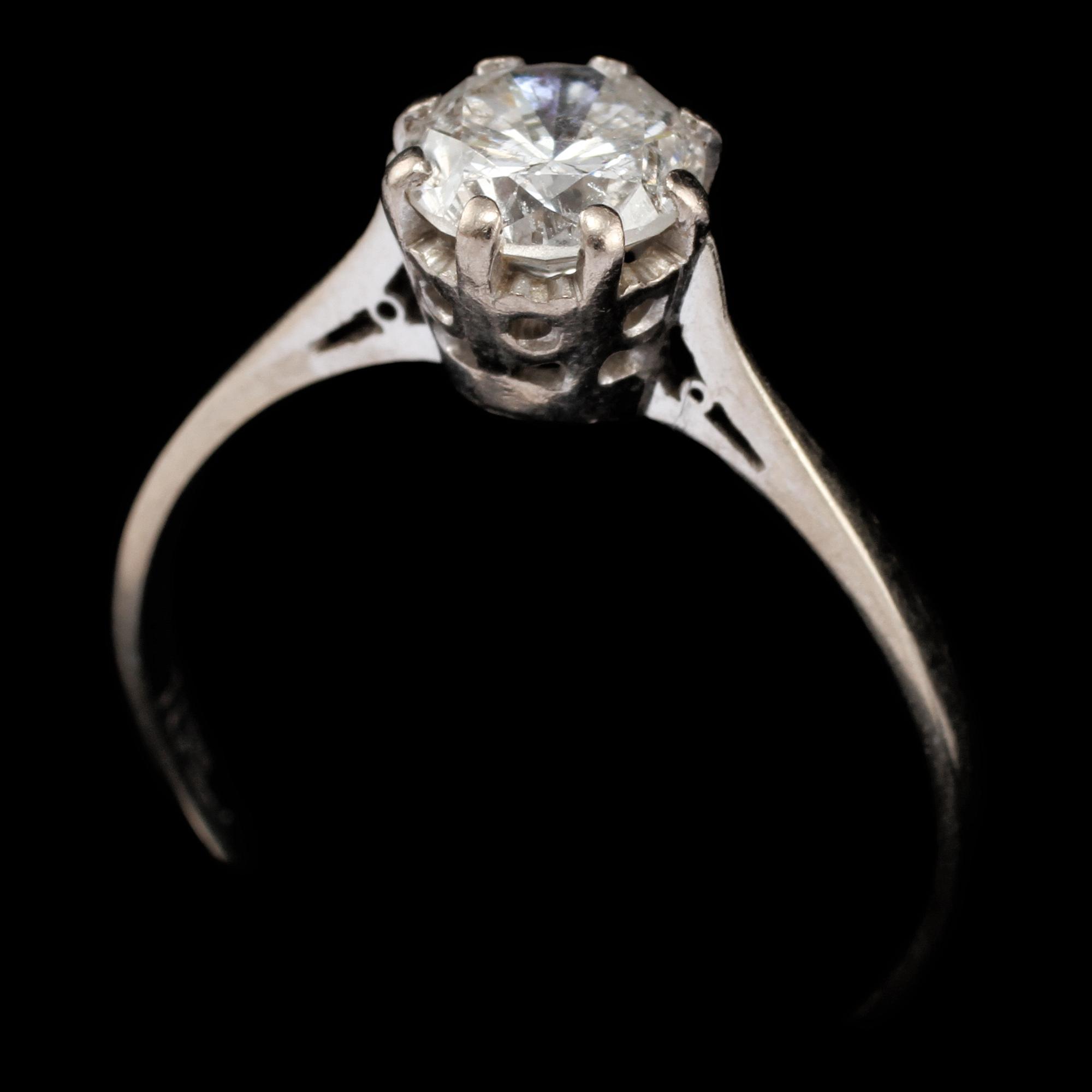 RING, 18k vitguld med briljantslipad diamant, 0.85 ct, 1900-talets andra kvartal. Vikt 2 g.