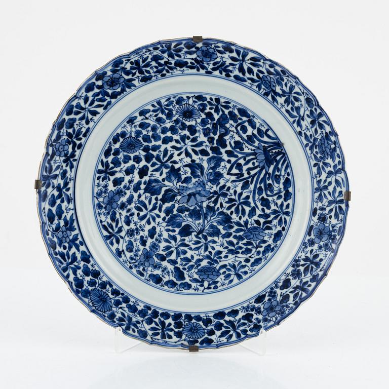 A blue and white porcelain dish, China, Kangxi (1662-1722).