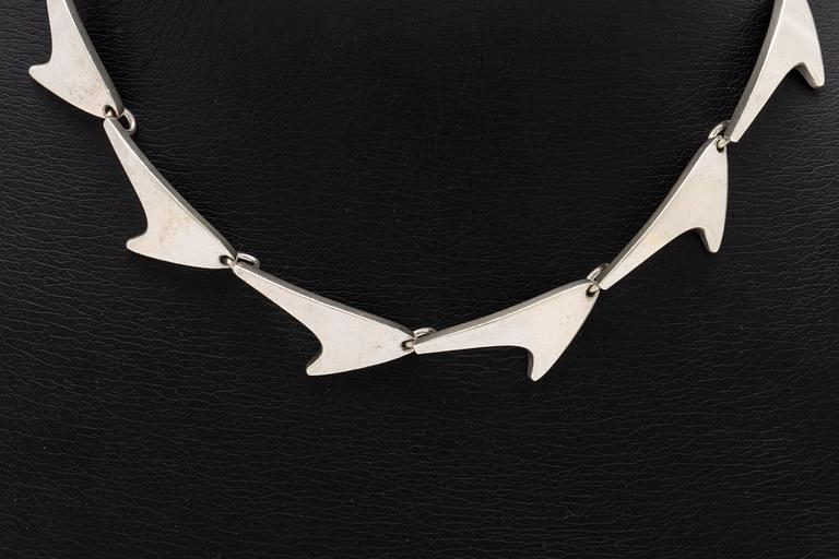Necklace silver, Bent Knudsen Danmark, "Shark-fin", approx 41 x 1 cm.