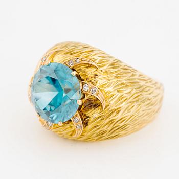 Ring in 18K gold with a blue faceted zircon and eight-cut diamonds.