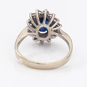 Sormus, 18K valkokultaa, safiiri n. 2.20 ct ja timantteja n. 0.70 ct yht. Suomalaiset tuontileimat 1991.